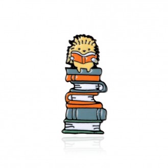 Брошь-значок женская BROCHE бижутерия с эмалью Ёжик с книгами разноцветная BRGV112122