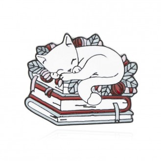 Брошь-значок женская BROCHE бижутерия с эмалью Животные Спящий Котёнок с книжками разноцветная BRGV112387
