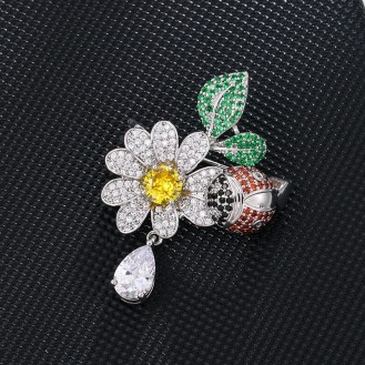 Брошь женская BROCHE бижутерия Цветы Ромашка с каплей росы серебристая BRBF113204