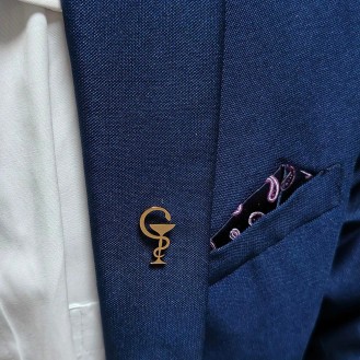 Брошь-значок BROCHE бижутерия Медицина Чаша со змеёй золотистая BRGV114139