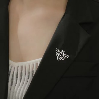 Значок (пин) BROCHE брошь бижутерия Насекомые Пчела серебристый BRGV114904